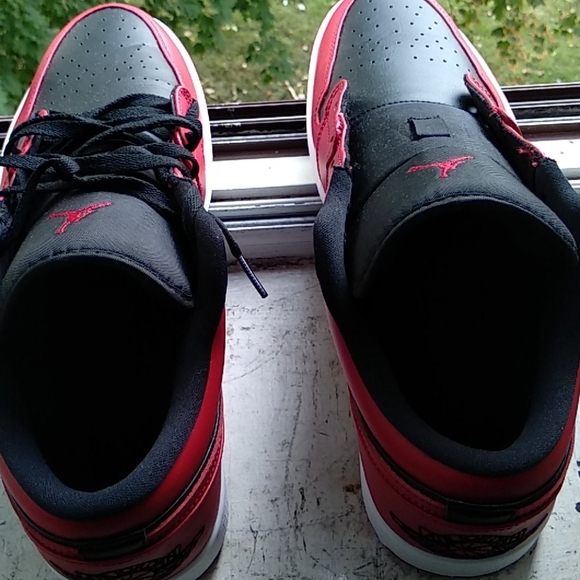 Nike - Picture 2 of 4